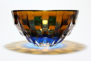 Obra en vidrio tallado del artista japonés Toshiyasu Nakamura, reinterpretación contemporánea del cristal kiriko tradicional japonés, centrada en la luz, la transparencia y el ritmo del corte.