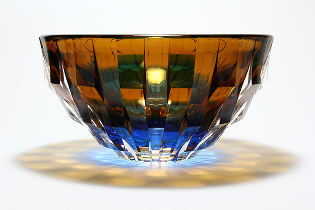 Obra en vidrio tallado del artista japonés Toshiyasu Nakamura, reinterpretación contemporánea del cristal kiriko tradicional japonés, centrada en la luz, la transparencia y el ritmo del corte.