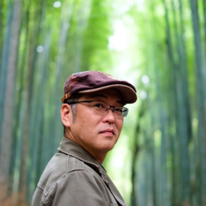 Obra en vidrio tallado del artista japonés Toshiyasu Nakamura, reinterpretación contemporánea del cristal kiriko tradicional japonés, centrada en la luz, la transparencia y el ritmo del corte.