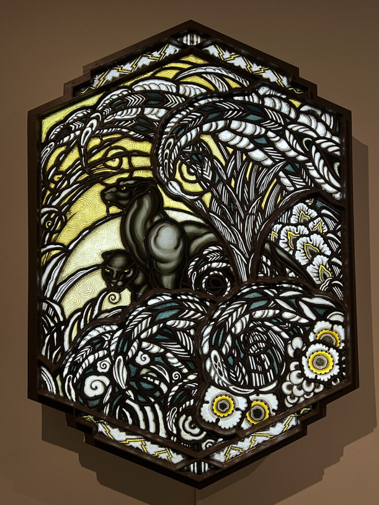 exposición Alegorías de un porvenir en el Banco de España, donde las vidrieras de la ampliación (1933-1934) de los talleres de la Casa Maumejean en Madrid combinan Art Déco, progreso y modernidad, según los estudios de Víctor Nieto Alcaide y Carlos Muñoz de Pablos. Una experiencia imprescindible para amantes del vidrio artístico y la historia.