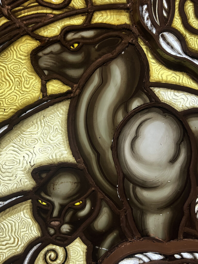 exposición Alegorías de un porvenir en el Banco de España, donde las vidrieras de la ampliación (1933-1934) de los talleres de la Casa Maumejean en Madrid combinan Art Déco, progreso y modernidad, según los estudios de Víctor Nieto Alcaide y Carlos Muñoz de Pablos. Una experiencia imprescindible para amantes del vidrio artístico y la historia.