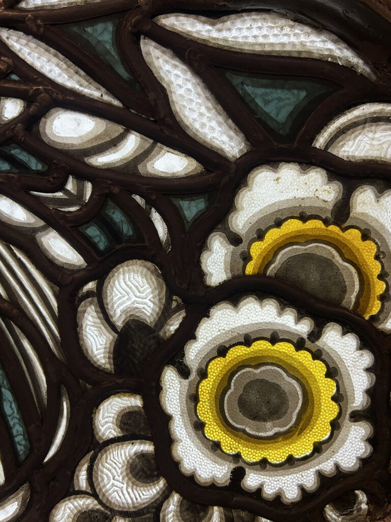 exposición Alegorías de un porvenir en el Banco de España, donde las vidrieras de la ampliación (1933-1934) de los talleres de la Casa Maumejean en Madrid combinan Art Déco, progreso y modernidad, según los estudios de Víctor Nieto Alcaide y Carlos Muñoz de Pablos. Una experiencia imprescindible para amantes del vidrio artístico y la historia.