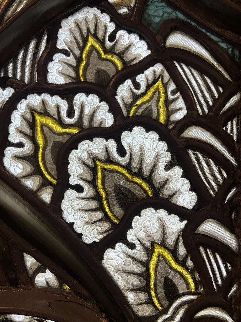 exposición Alegorías de un porvenir en el Banco de España, donde las vidrieras de la ampliación (1933-1934) de los talleres de la Casa Maumejean en Madrid combinan Art Déco, progreso y modernidad, según los estudios de Víctor Nieto Alcaide y Carlos Muñoz de Pablos. Una experiencia imprescindible para amantes del vidrio artístico y la historia.