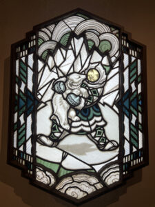 exposición Alegorías de un porvenir en el Banco de España, donde las vidrieras de la ampliación (1933-1934) de los talleres de la Casa Maumejean en Madrid combinan Art Déco, progreso y modernidad, según los estudios de Víctor Nieto Alcaide y Carlos Muñoz de Pablos. Una experiencia imprescindible para amantes del vidrio artístico y la historia.