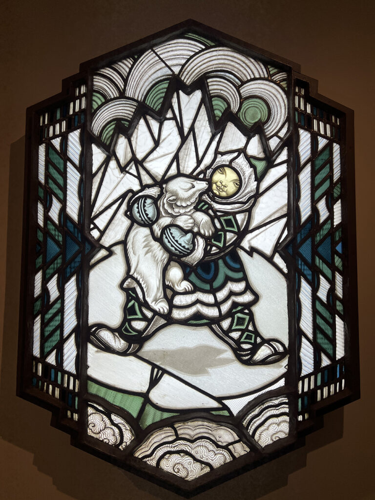 exposición Alegorías de un porvenir en el Banco de España, donde las vidrieras de la ampliación (1933-1934) de los talleres de la Casa Maumejean en Madrid combinan Art Déco, progreso y modernidad, según los estudios de Víctor Nieto Alcaide y Carlos Muñoz de Pablos. Una experiencia imprescindible para amantes del vidrio artístico y la historia.