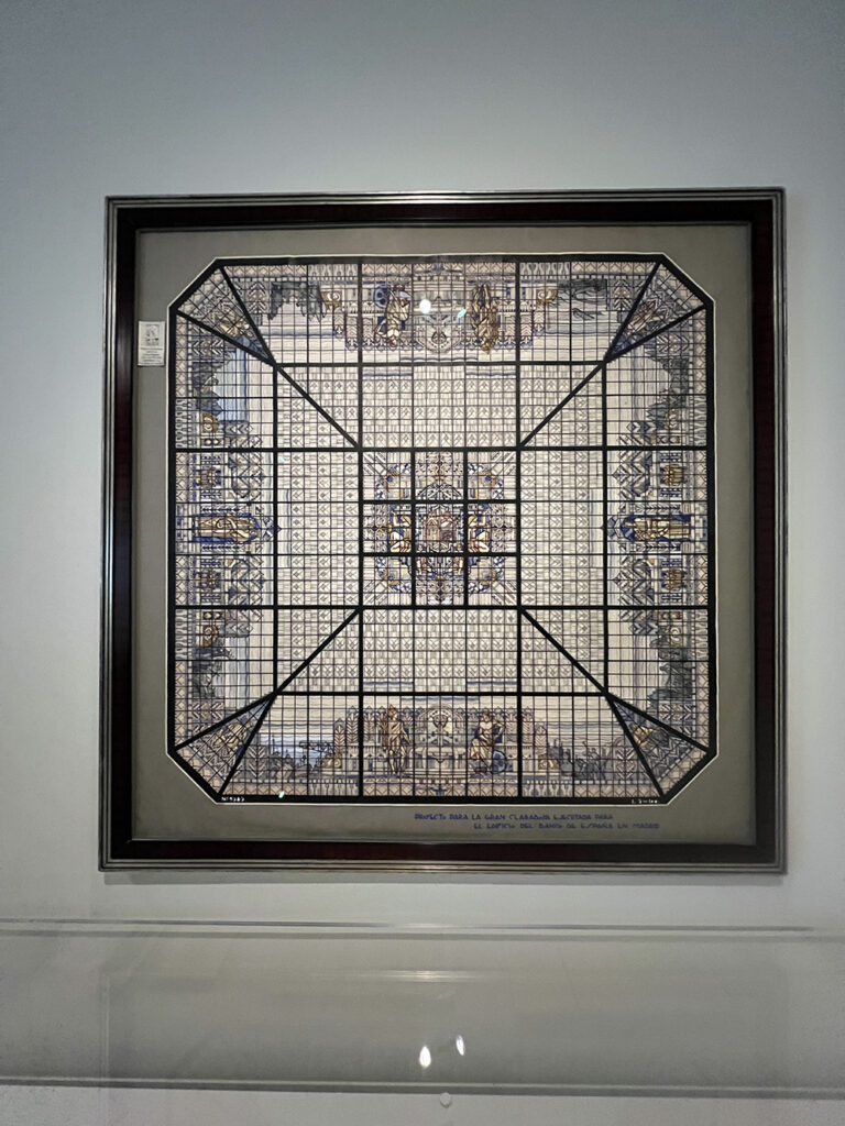 exposición Alegorías de un porvenir en el Banco de España, donde las vidrieras de la ampliación (1933-1934) de los talleres de la Casa Maumejean en Madrid combinan Art Déco, progreso y modernidad, según los estudios de Víctor Nieto Alcaide y Carlos Muñoz de Pablos. Una experiencia imprescindible para amantes del vidrio artístico y la historia.