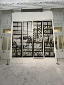 exposición Alegorías de un porvenir en el Banco de España, donde las vidrieras de la ampliación (1933-1934) de los talleres de la Casa Maumejean en Madrid combinan Art Déco, progreso y modernidad, según los estudios de Víctor Nieto Alcaide y Carlos Muñoz de Pablos. Una experiencia imprescindible para amantes del vidrio artístico y la historia.