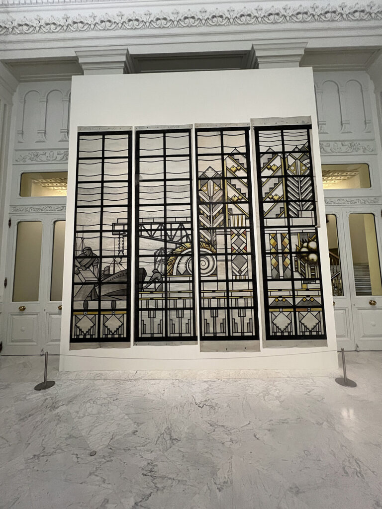exposición Alegorías de un porvenir en el Banco de España, donde las vidrieras de la ampliación (1933-1934) de los talleres de la Casa Maumejean en Madrid combinan Art Déco, progreso y modernidad, según los estudios de Víctor Nieto Alcaide y Carlos Muñoz de Pablos. Una experiencia imprescindible para amantes del vidrio artístico y la historia.