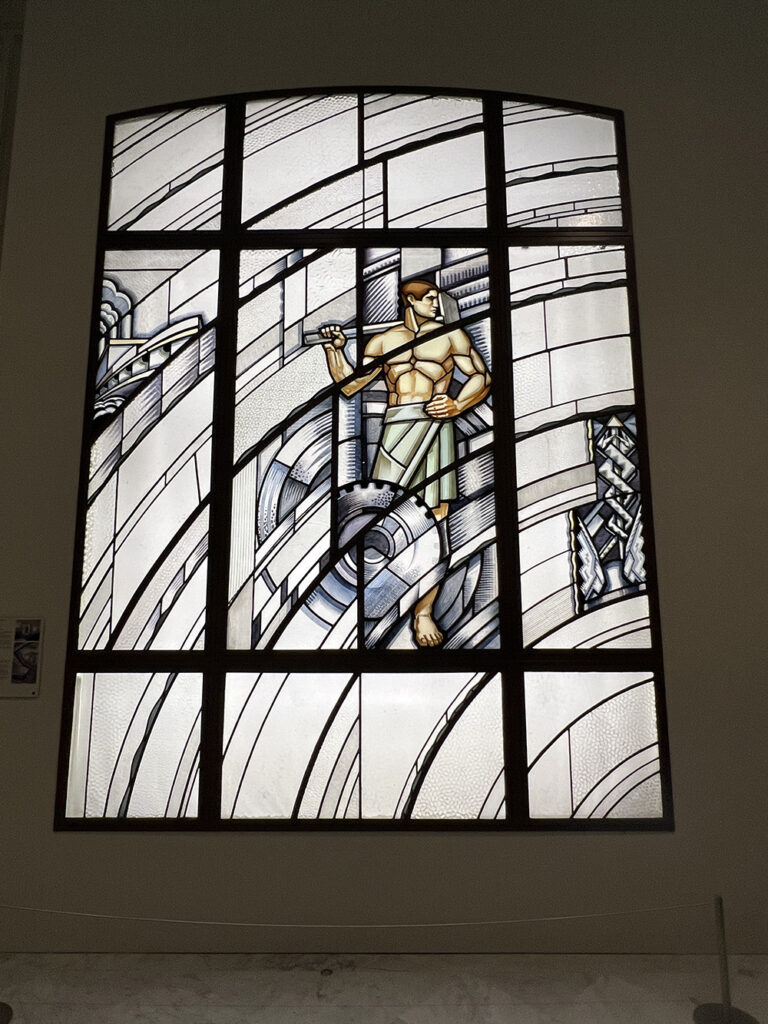 exposición Alegorías de un porvenir en el Banco de España, donde las vidrieras de la ampliación (1933-1934) de los talleres de la Casa Maumejean en Madrid combinan Art Déco, progreso y modernidad, según los estudios de Víctor Nieto Alcaide y Carlos Muñoz de Pablos. Una experiencia imprescindible para amantes del vidrio artístico y la historia.