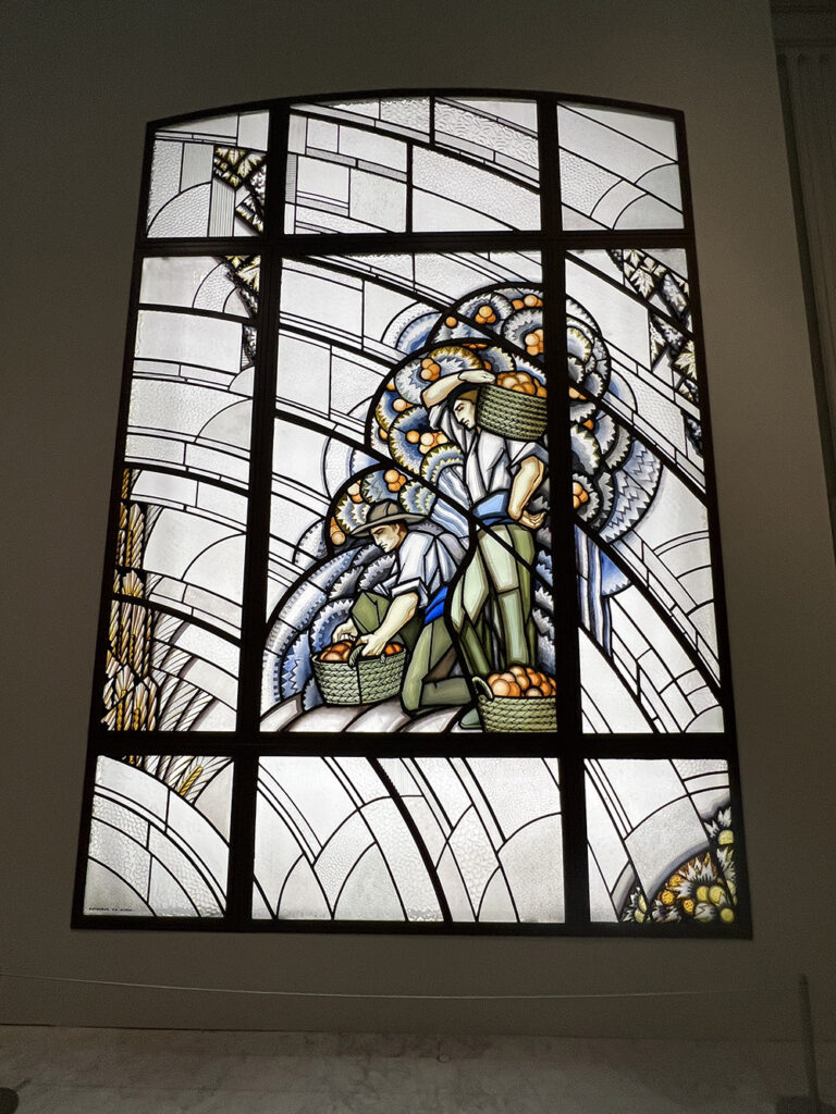 exposición Alegorías de un porvenir en el Banco de España, donde las vidrieras de la ampliación (1933-1934) de los talleres de la Casa Maumejean en Madrid combinan Art Déco, progreso y modernidad, según los estudios de Víctor Nieto Alcaide y Carlos Muñoz de Pablos. Una experiencia imprescindible para amantes del vidrio artístico y la historia.