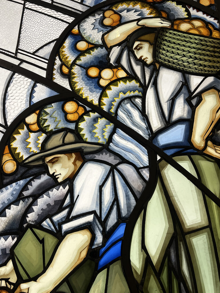 exposición Alegorías de un porvenir en el Banco de España, donde las vidrieras de la ampliación (1933-1934) de los talleres de la Casa Maumejean en Madrid combinan Art Déco, progreso y modernidad, según los estudios de Víctor Nieto Alcaide y Carlos Muñoz de Pablos. Una experiencia imprescindible para amantes del vidrio artístico y la historia.