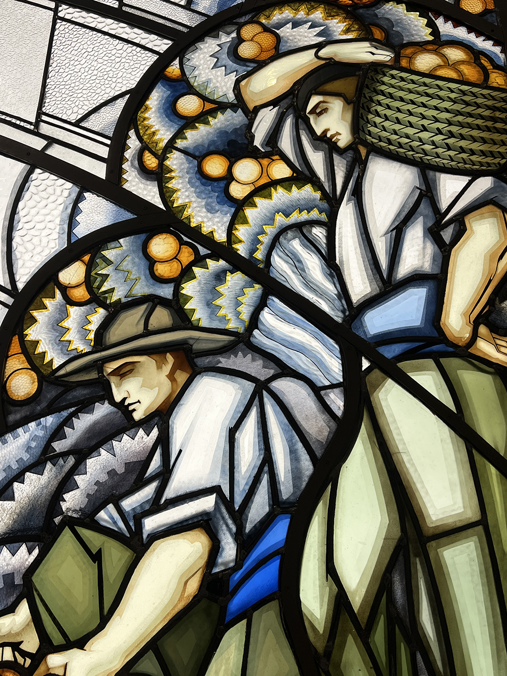 exposición Alegorías de un porvenir en el Banco de España, donde las vidrieras de la ampliación (1933-1934) de los talleres de la Casa Maumejean en Madrid combinan Art Déco, progreso y modernidad, según los estudios de Víctor Nieto Alcaide y Carlos Muñoz de Pablos. Una experiencia imprescindible para amantes del vidrio artístico y la historia.