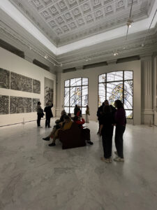 exposición Alegorías de un porvenir en el Banco de España, donde las vidrieras de la ampliación (1933-1934) de los talleres de la Casa Maumejean en Madrid combinan Art Déco, progreso y modernidad, según los estudios de Víctor Nieto Alcaide y Carlos Muñoz de Pablos. Una experiencia imprescindible para amantes del vidrio artístico y la historia.