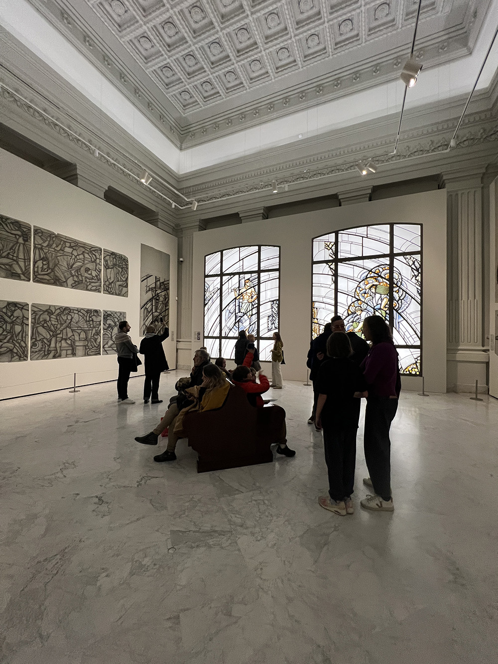 exposición Alegorías de un porvenir en el Banco de España, donde las vidrieras de la ampliación (1933-1934) de los talleres de la Casa Maumejean en Madrid combinan Art Déco, progreso y modernidad, según los estudios de Víctor Nieto Alcaide y Carlos Muñoz de Pablos. Una experiencia imprescindible para amantes del vidrio artístico y la historia.