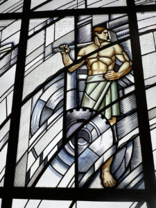 exposición Alegorías de un porvenir en el Banco de España, donde las vidrieras de la ampliación (1933-1934) de los talleres de la Casa Maumejean en Madrid combinan Art Déco, progreso y modernidad, según los estudios de Víctor Nieto Alcaide y Carlos Muñoz de Pablos. Una experiencia imprescindible para amantes del vidrio artístico y la historia.