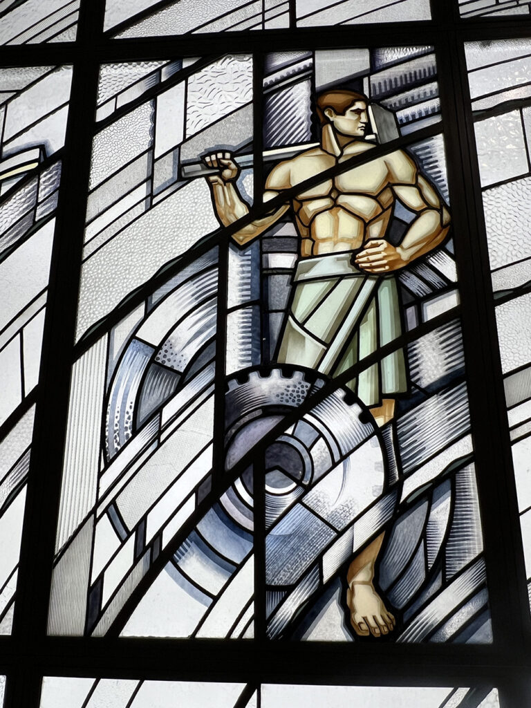 exposición Alegorías de un porvenir en el Banco de España, donde las vidrieras de la ampliación (1933-1934) de los talleres de la Casa Maumejean en Madrid combinan Art Déco, progreso y modernidad, según los estudios de Víctor Nieto Alcaide y Carlos Muñoz de Pablos. Una experiencia imprescindible para amantes del vidrio artístico y la historia.