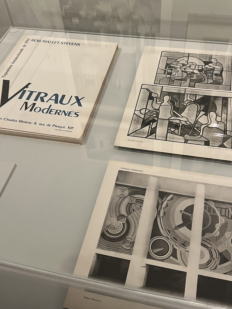 exposición Alegorías de un porvenir en el Banco de España, donde las vidrieras de la ampliación (1933-1934) de los talleres de la Casa Maumejean en Madrid combinan Art Déco, progreso y modernidad, según los estudios de Víctor Nieto Alcaide y Carlos Muñoz de Pablos. Una experiencia imprescindible para amantes del vidrio artístico y la historia.