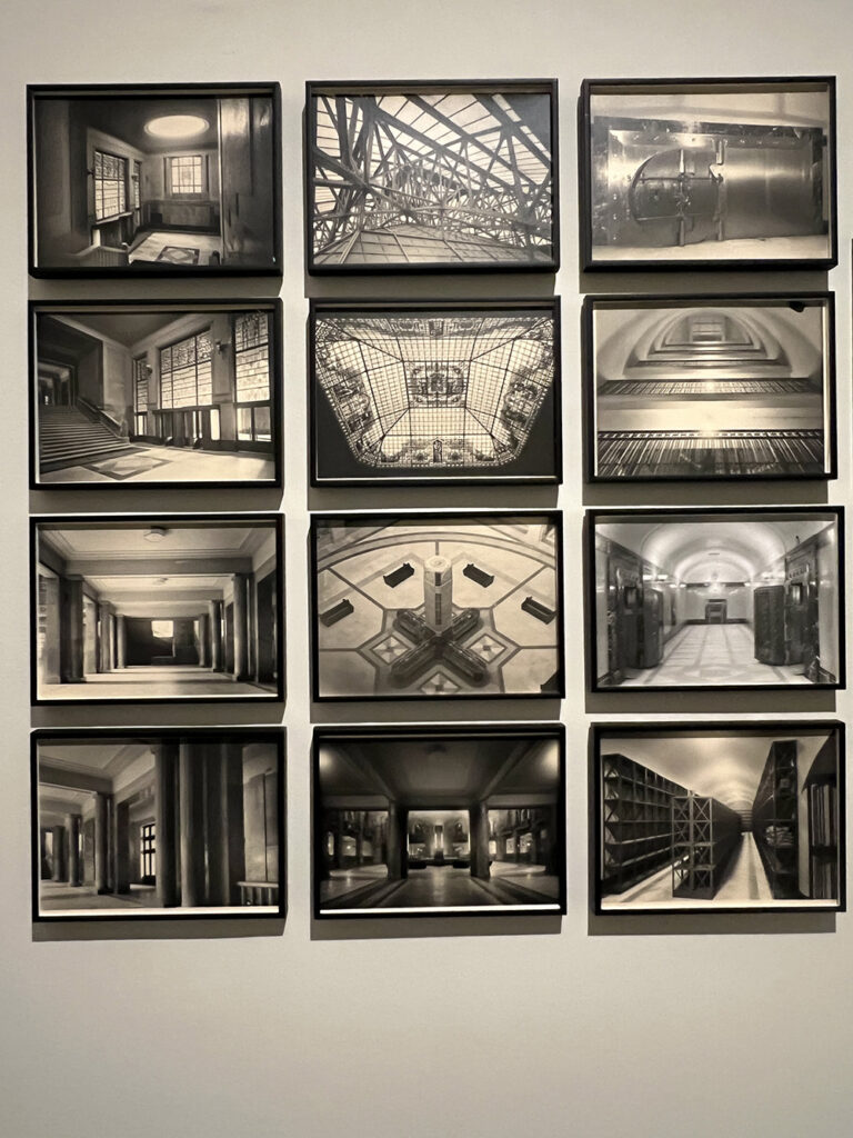 exposición Alegorías de un porvenir en el Banco de España, donde las vidrieras de la ampliación (1933-1934) de los talleres de la Casa Maumejean en Madrid combinan Art Déco, progreso y modernidad, según los estudios de Víctor Nieto Alcaide y Carlos Muñoz de Pablos. Una experiencia imprescindible para amantes del vidrio artístico y la historia.