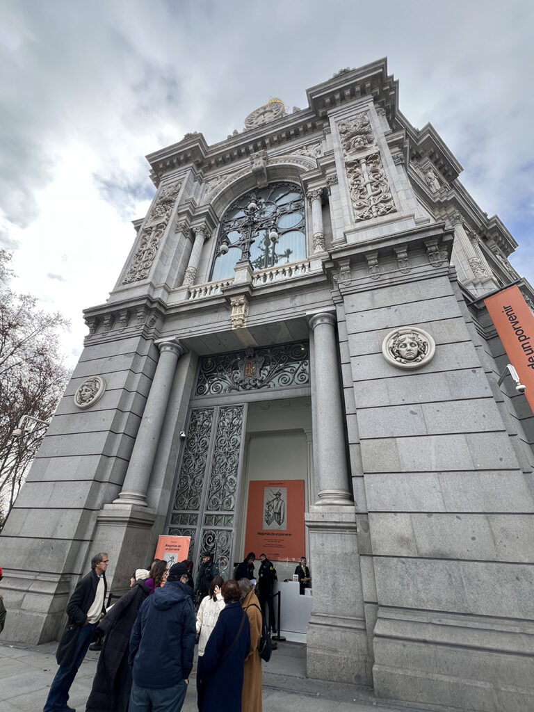 exposición Alegorías de un porvenir en el Banco de España, donde las vidrieras de la ampliación (1933-1934) de los talleres de la Casa Maumejean en Madrid combinan Art Déco, progreso y modernidad, según los estudios de Víctor Nieto Alcaide y Carlos Muñoz de Pablos. Una experiencia imprescindible para amantes del vidrio artístico y la historia.