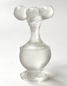 Obras en vidrio de Claudia Henao inspiradas en arte precolombino en Cultural Council Palm Beach