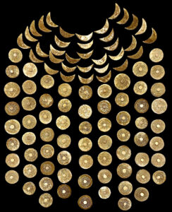 Obras en vidrio de Claudia Henao inspiradas en arte precolombino en Cultural Council Palm Beach