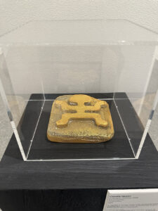 Obras en vidrio de Claudia Henao inspiradas en arte precolombino en Cultural Council Palm Beach