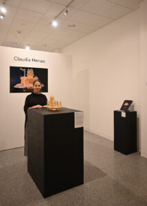 Obras en vidrio de Claudia Henao inspiradas en arte precolombino en Cultural Council Palm Beach