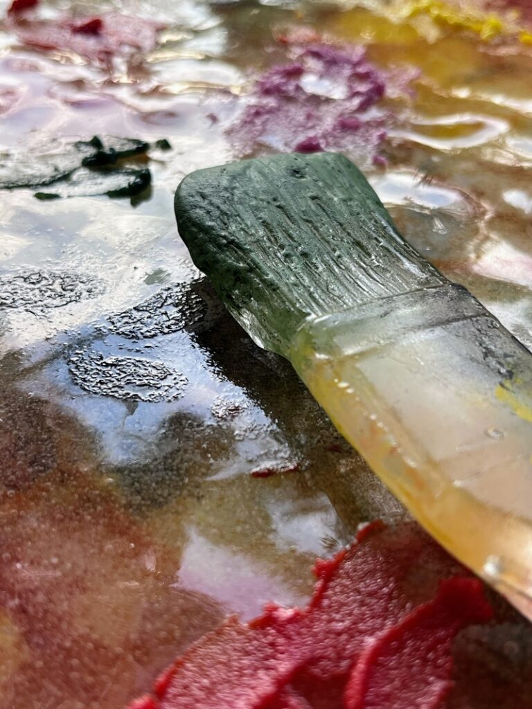 Nicole Harf Exposición de vidrio contemporáneo “Modos de Insistir” en Imagen Vitral, muestra colectiva de 21 artistas con curaduría de Paula Lekerman en Buenos Aires.