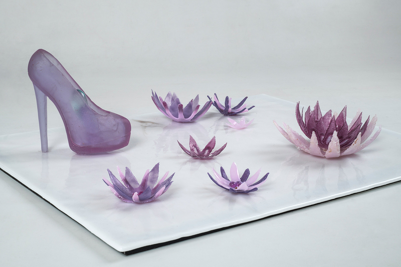 Vivi Caprarulo Exposición de vidrio contemporáneo “Modos de Insistir” en Imagen Vitral, muestra colectiva de 21 artistas con curaduría de Paula Lekerman en Buenos Aires.