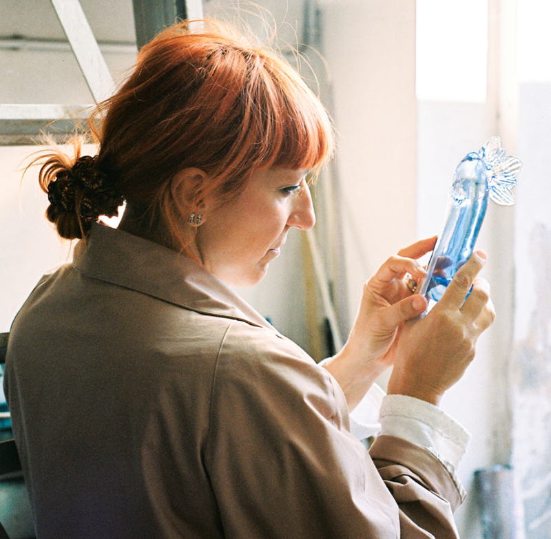 El icónico frasco en forma de stiletto fue reinterpretado en vidrio de Murano por la diseñadora veneciana @luciamassari_, en una edición especial desarrollada para @carolinaherrera.