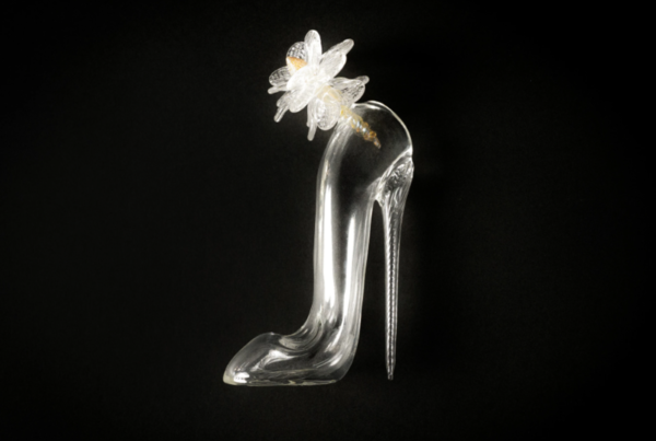 El icónico frasco en forma de stiletto fue reinterpretado en vidrio de Murano por la diseñadora veneciana @luciamassari_, en una edición especial desarrollada para @carolinaherrera.