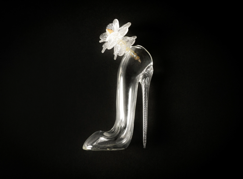 El icónico frasco en forma de stiletto fue reinterpretado en vidrio de Murano por la diseñadora veneciana @luciamassari_, en una edición especial desarrollada para @carolinaherrera.