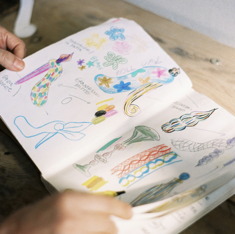 El icónico frasco en forma de stiletto fue reinterpretado en vidrio de Murano por la diseñadora veneciana @luciamassari_, en una edición especial desarrollada para @carolinaherrera.