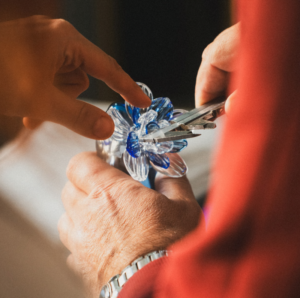 El icónico frasco en forma de stiletto fue reinterpretado en vidrio de Murano por la diseñadora veneciana @luciamassari_, en una edición especial desarrollada para @carolinaherrera.