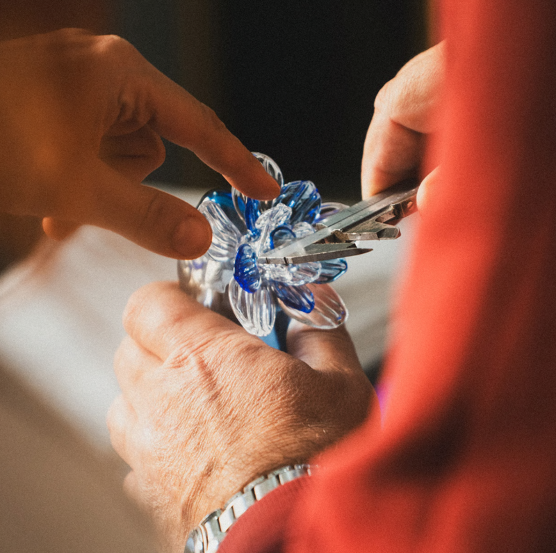 El icónico frasco en forma de stiletto fue reinterpretado en vidrio de Murano por la diseñadora veneciana @luciamassari_, en una edición especial desarrollada para @carolinaherrera.