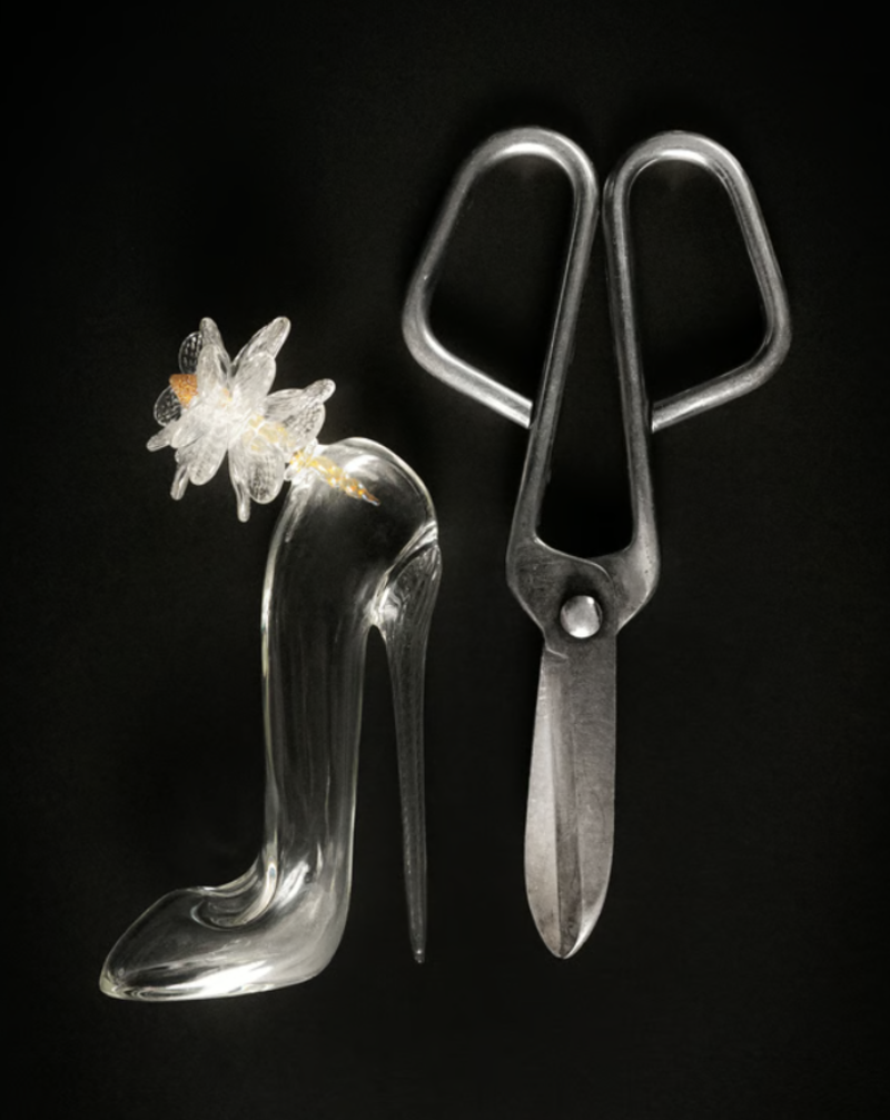 El icónico frasco en forma de stiletto fue reinterpretado en vidrio de Murano por la diseñadora veneciana @luciamassari_, en una edición especial desarrollada para @carolinaherrera.