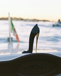 El icónico frasco en forma de stiletto fue reinterpretado en vidrio de Murano por la diseñadora veneciana @luciamassari_, en una edición especial desarrollada para @carolinaherrera.