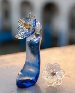 El icónico frasco en forma de stiletto fue reinterpretado en vidrio de Murano por la diseñadora veneciana @luciamassari_, en una edición especial desarrollada para @carolinaherrera.