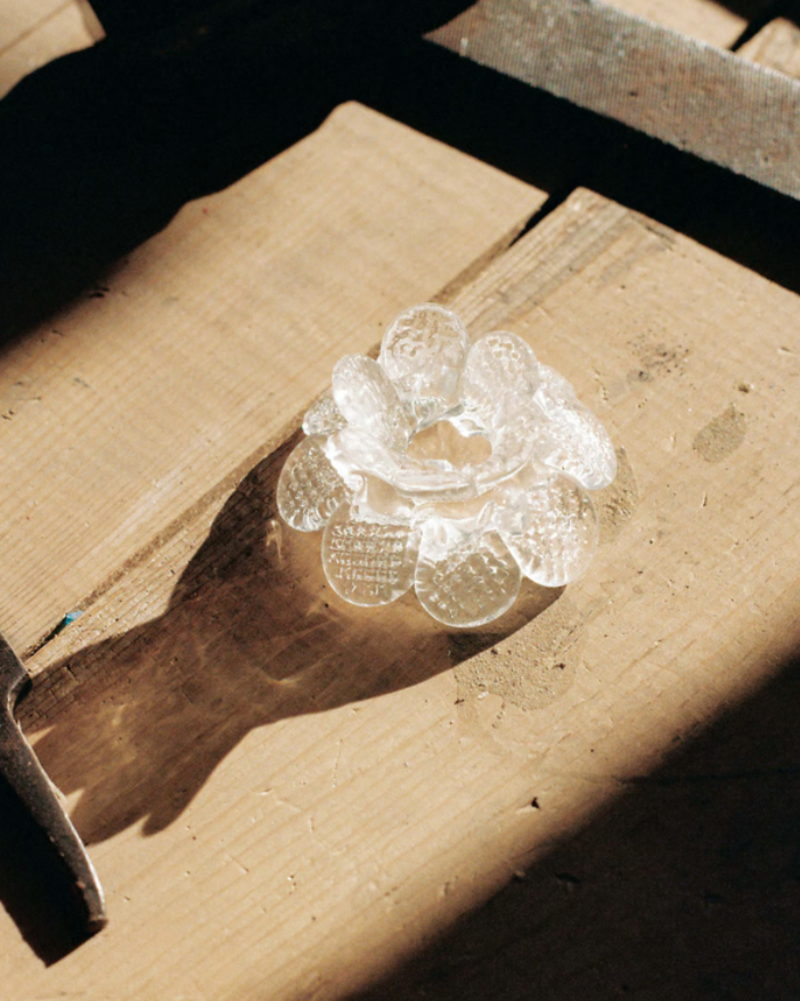 El icónico frasco en forma de stiletto fue reinterpretado en vidrio de Murano por la diseñadora veneciana @luciamassari_, en una edición especial desarrollada para @carolinaherrera.