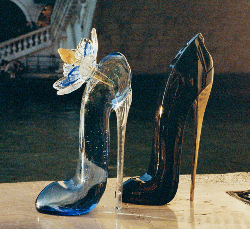 El icónico frasco en forma de stiletto fue reinterpretado en vidrio de Murano por la diseñadora veneciana @luciamassari_, en una edición especial desarrollada para @carolinaherrera.