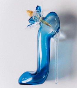 El icónico frasco en forma de stiletto fue reinterpretado en vidrio de Murano por la diseñadora veneciana @luciamassari_, en una edición especial desarrollada para @carolinaherrera.