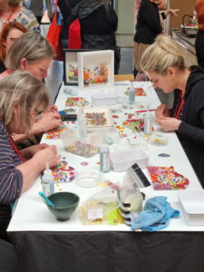 Feria del vidrio en Europa: Glasmesse 2026 reúne vidrio coloreado, herramientas, maquinaria, workshops y networking para artistas y profesionales del sector.