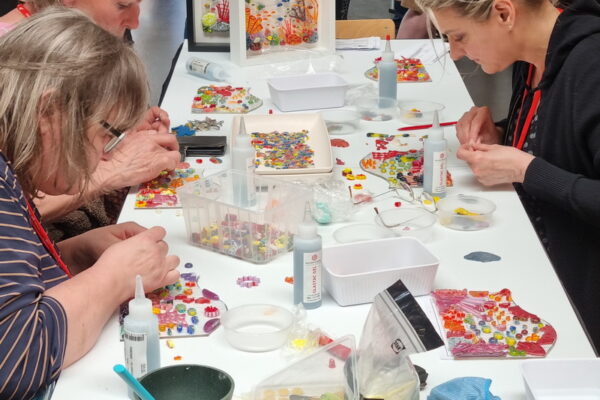 Feria del vidrio en Europa: Glasmesse 2026 reúne vidrio coloreado, herramientas, maquinaria, workshops y networking para artistas y profesionales del sector.