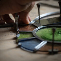 Glass Artist Open Studio CAN PINYONAIRE VITRALLS Miércoles 8 y jueves 9 de 10 a 13h Puertas abiertas - Demostraciones y explicaciones personalizadas. Sin inscripción previa Dirección: Travesía Auriga 5 Local bajos. 17004 Girona Instagram: @canpinyonaire