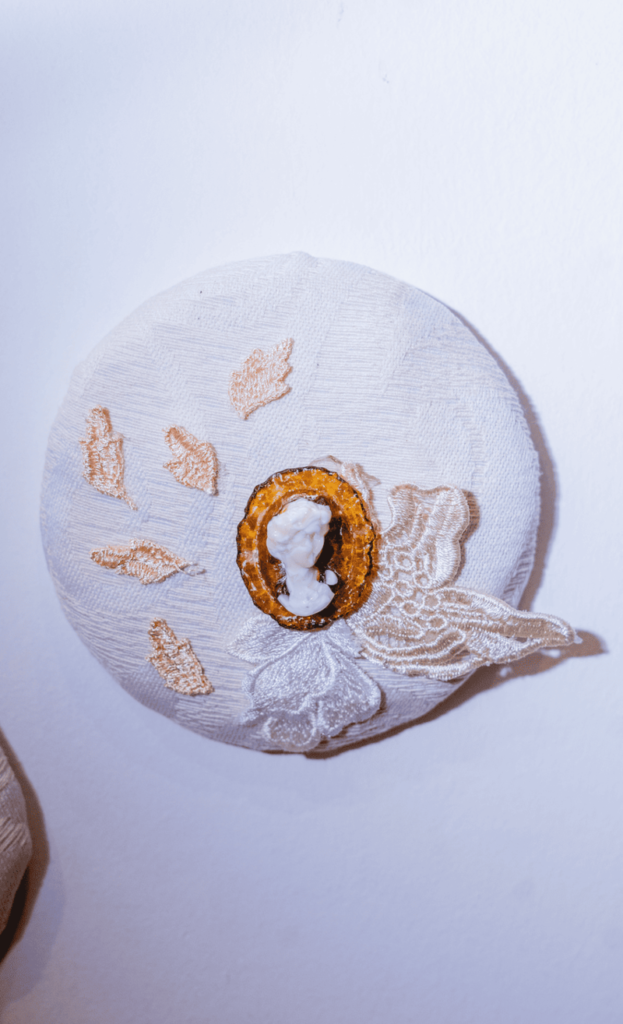 Escultura en vidrio contemporáneo de Ivanna Sola que representa la identidad femenina a través de capas translúcidas, simbolizando la memoria, el cuerpo y lo ancestral en el arte latinoamericano