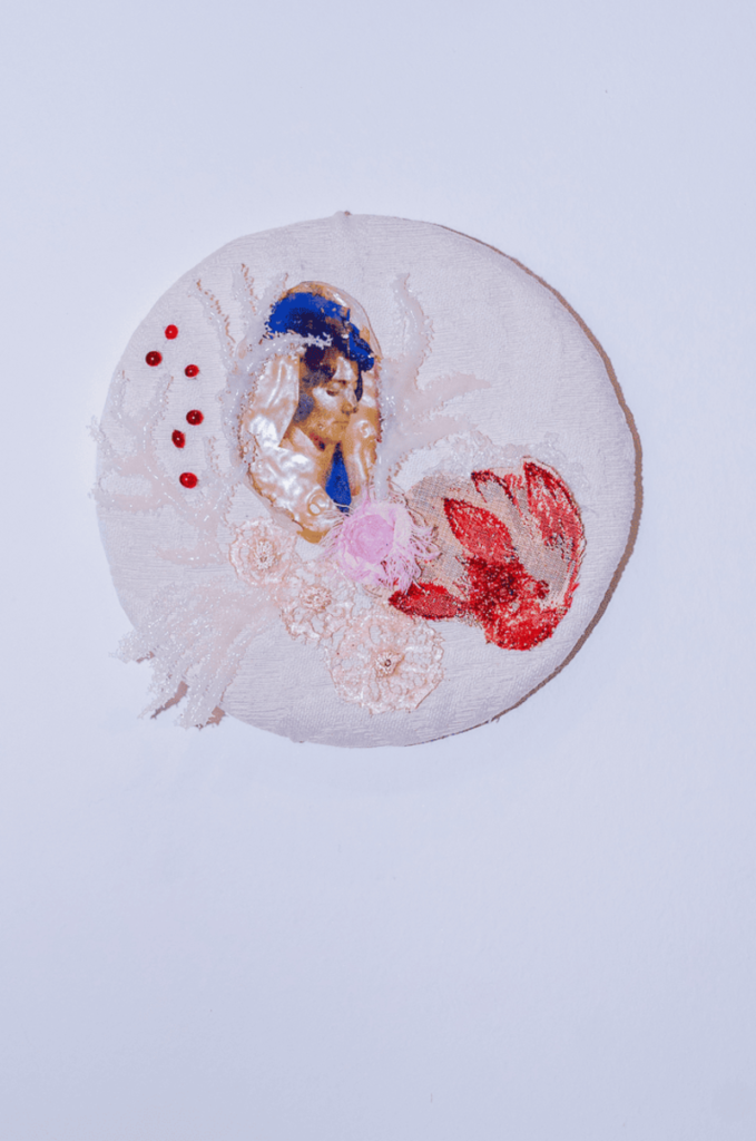 Escultura en vidrio contemporáneo de Ivanna Sola que representa la identidad femenina a través de capas translúcidas, simbolizando la memoria, el cuerpo y lo ancestral en el arte latinoamericano