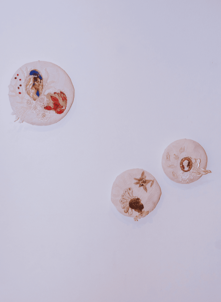 Escultura en vidrio contemporáneo de Ivanna Sola que representa la identidad femenina a través de capas translúcidas, simbolizando la memoria, el cuerpo y lo ancestral en el arte latinoamericano