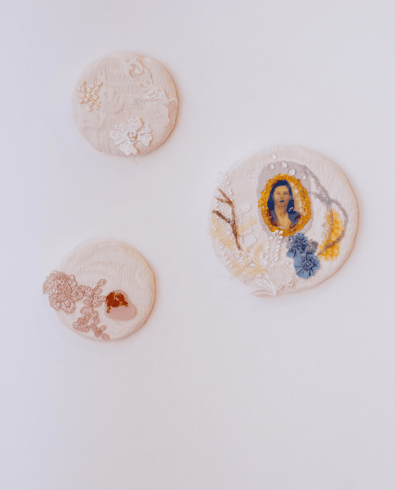 Escultura en vidrio contemporáneo de Ivanna Sola que representa la identidad femenina a través de capas translúcidas, simbolizando la memoria, el cuerpo y lo ancestral en el arte latinoamericano