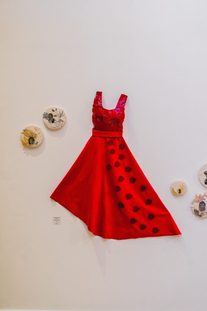 Escultura en vidrio contemporáneo de Ivanna Sola que representa la identidad femenina a través de capas translúcidas, simbolizando la memoria, el cuerpo y lo ancestral en el arte latinoamericano