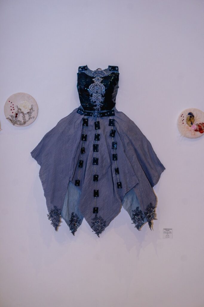 Escultura en vidrio contemporáneo de Ivanna Sola que representa la identidad femenina a través de capas translúcidas, simbolizando la memoria, el cuerpo y lo ancestral en el arte latinoamericano